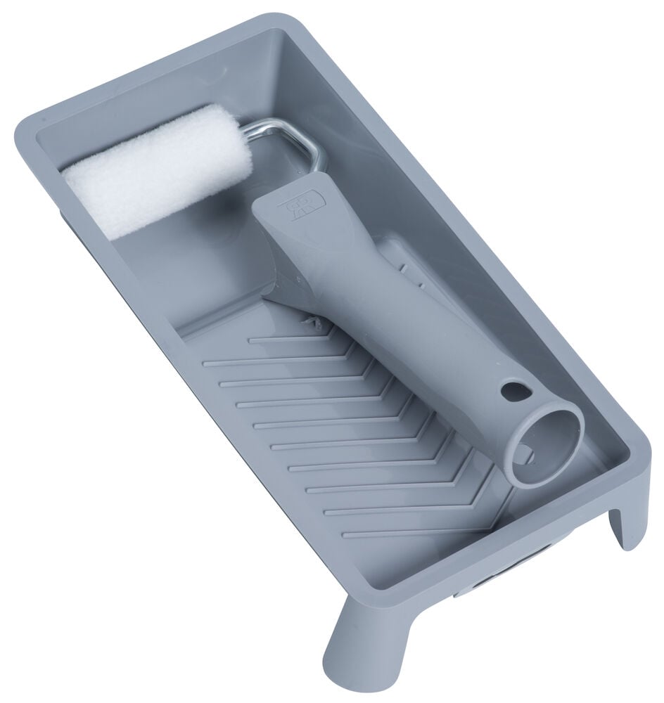 Rullasetti, jossa on pieni tela ja harmaa tarjotin.