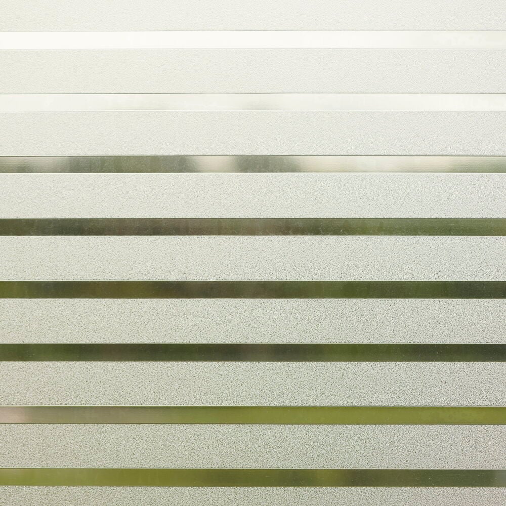 Jäätynyt näkösuoja, jossa läpinäkyviä vaakasuuntaisia raitoja.