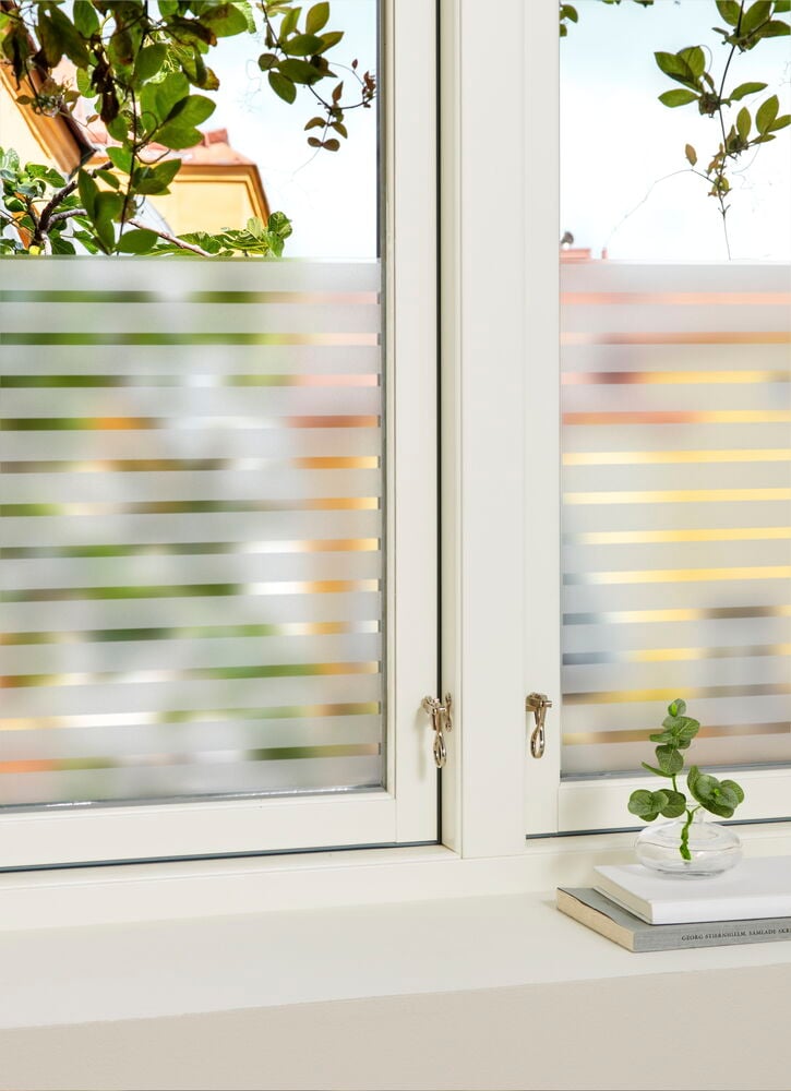 Huurrettu näköeste vaakasuuntaisilla raidoilla ikkunoihin.