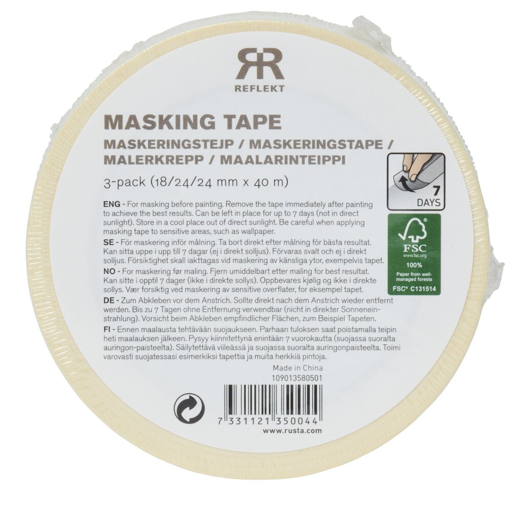 Tre rullar maskeringstejp i plastförpackning.