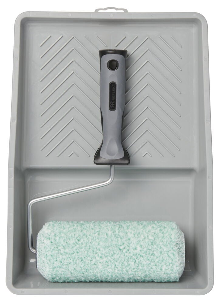 Maalitelat harmaalla kahvalla muovialustassa.