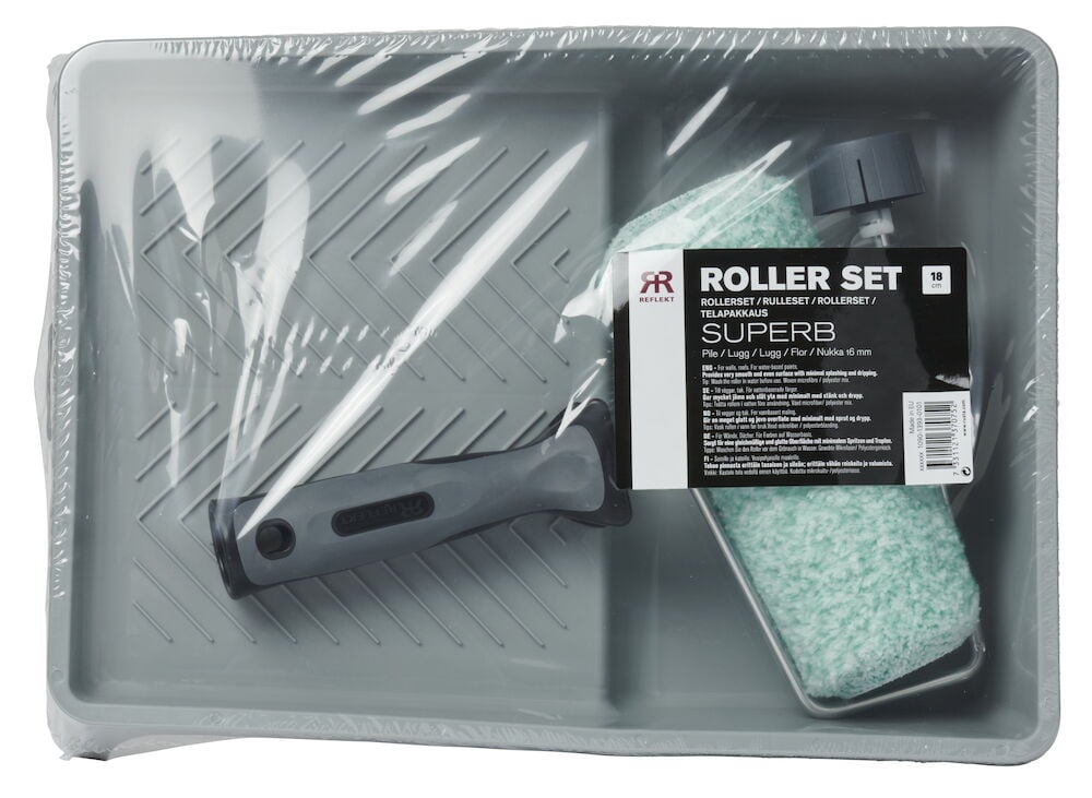 Rullasettillä on harmaa tarjotin ja vihreä tela.