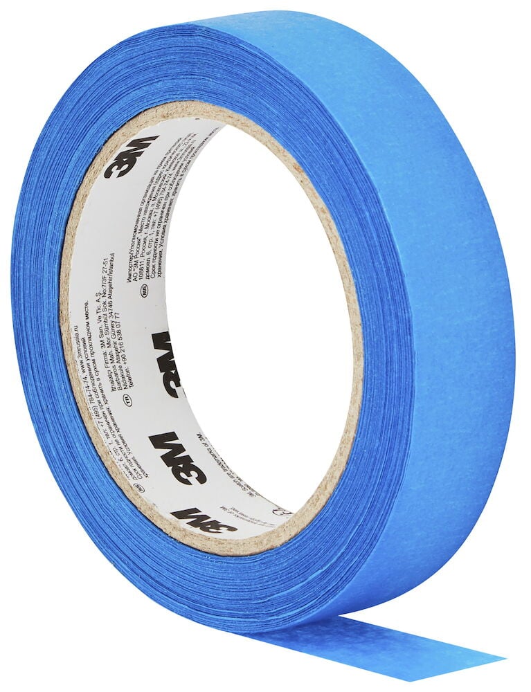 Blå maskeringstejp i rulle på vit bakgrund.