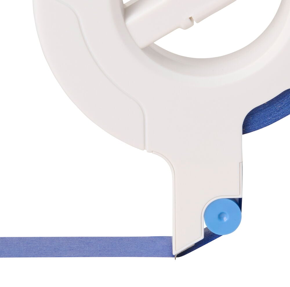 Hvit teipdispenser med en blå teiprull, som mater ut blå teip med en blå rull.