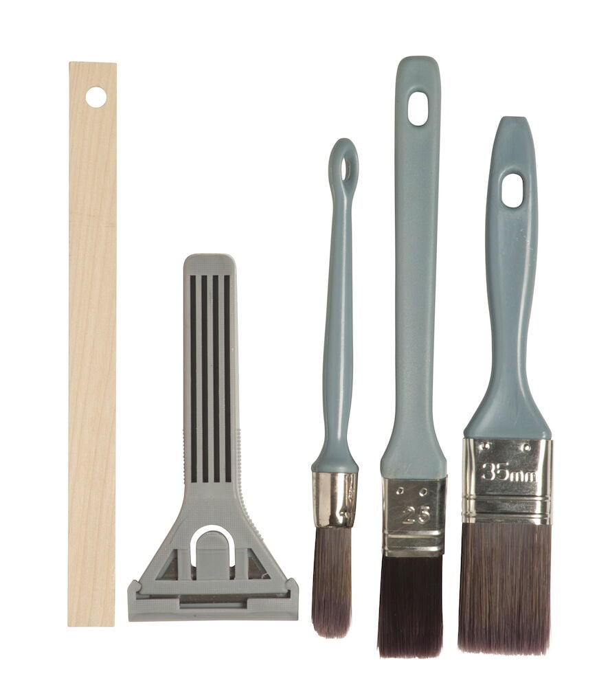 Tre penslar, skrapa och rörpinne för fönstermålning.