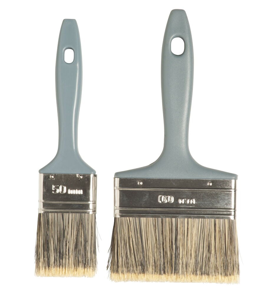 Kaksi harjaa, joissa on harmaat muovivartiset kahvat.