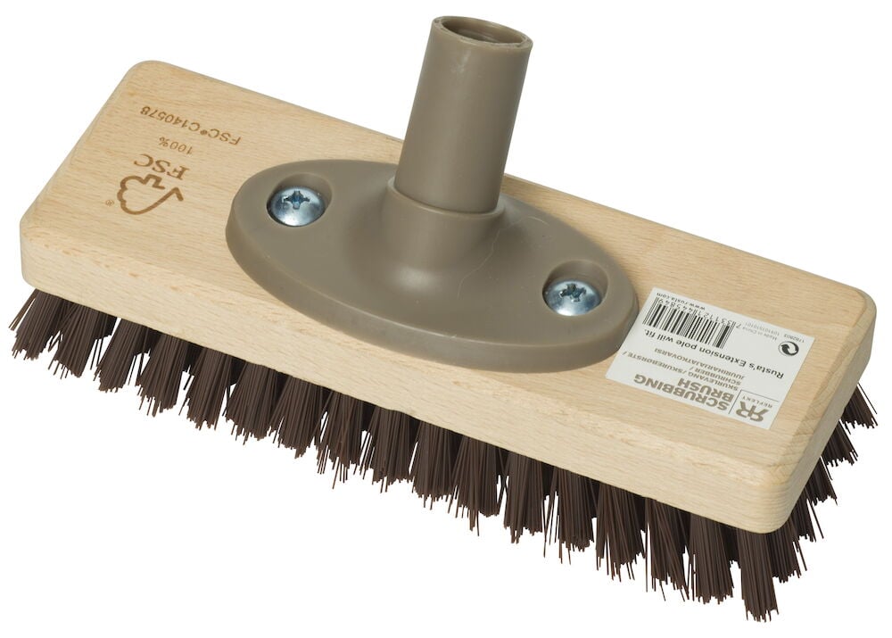 Rektangulär skrubborste med träskaft och mörka borst.