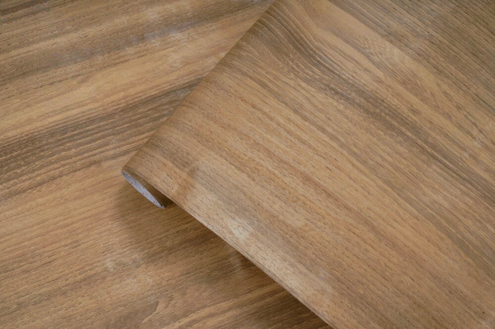 Dekorplast 200x67,5 cm med et lyst brunt trekornmønster, delvis utrullet.