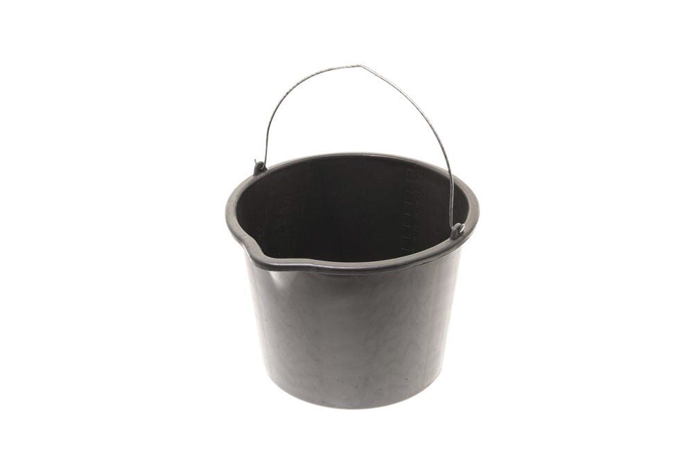 Musta laastisanko metallikahvalla valkoista taustaa vasten.