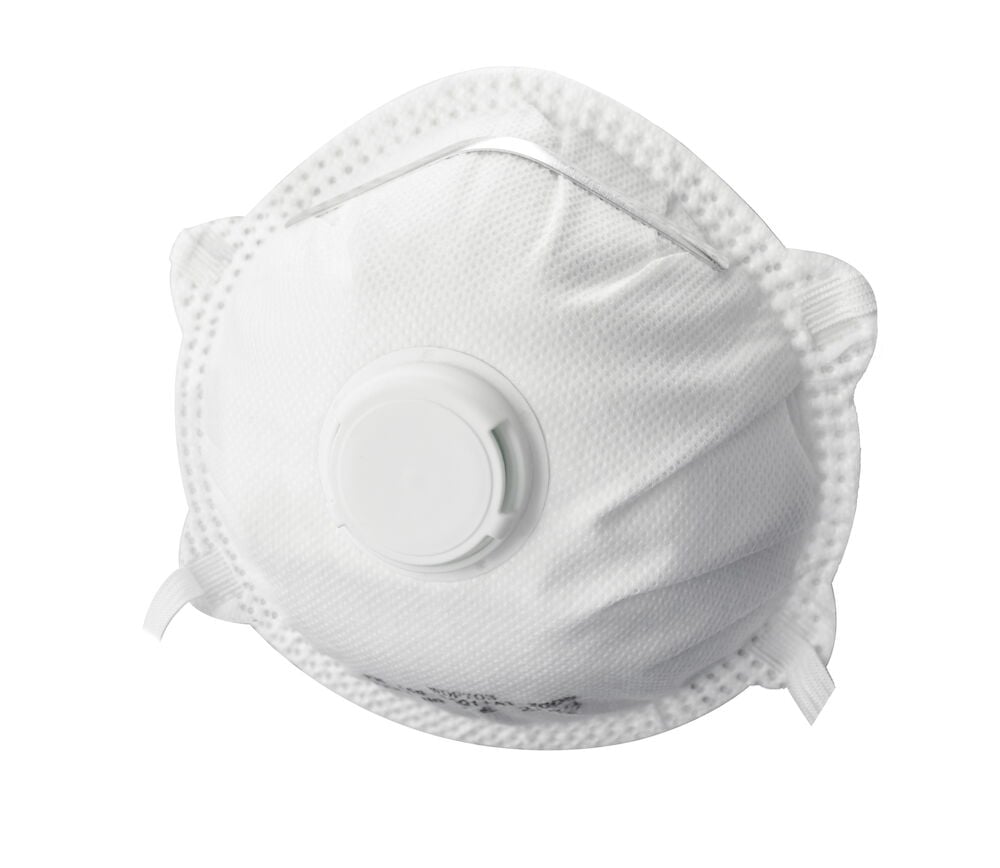Valkoinen FFP2-hengityssuojain venttiilillä edessä.