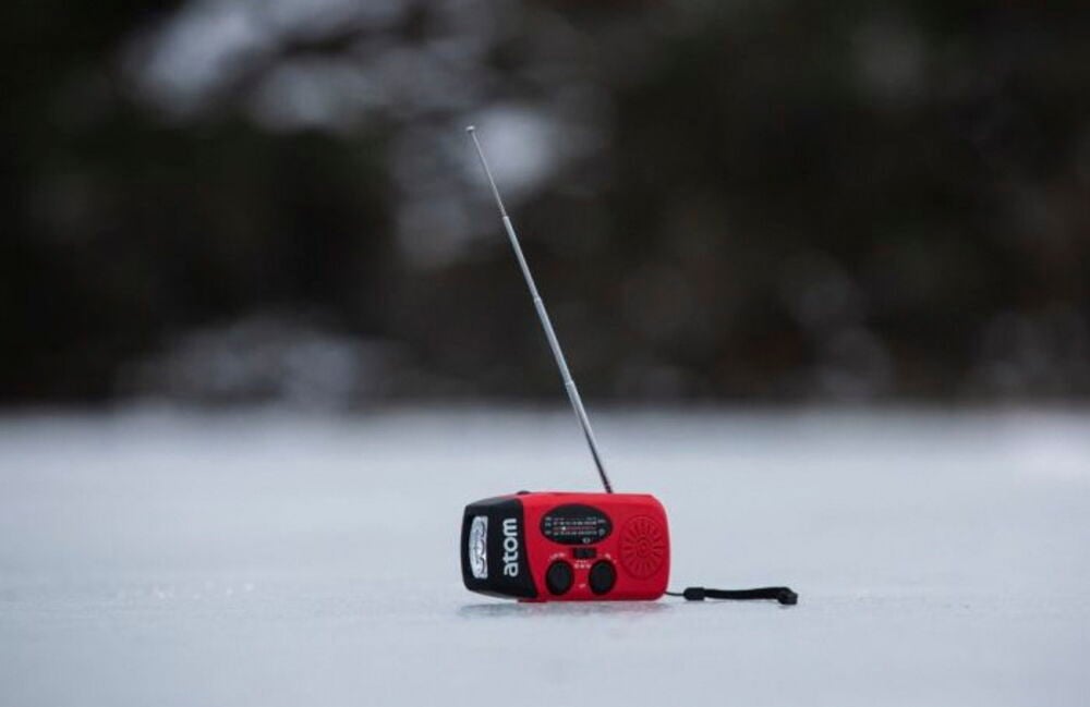 Punainen ja musta hätäradio, jossa on vedettävä antenni.