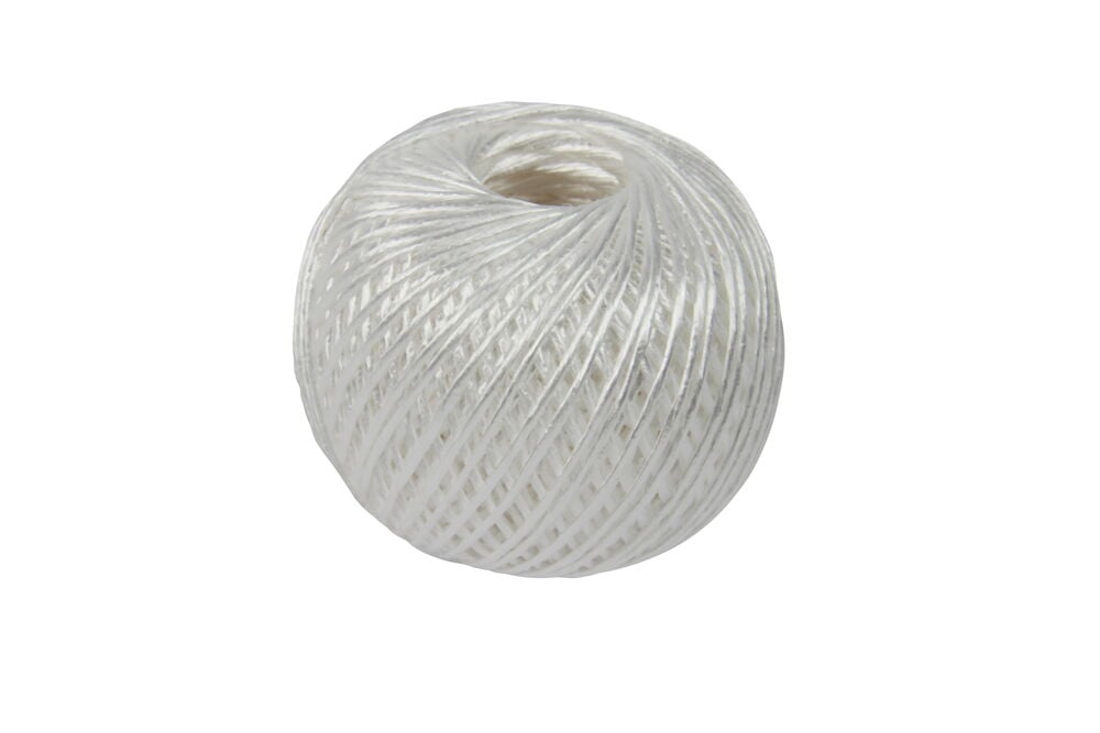 Valkoinen polypropeeninarupallo valkoisella taustalla.