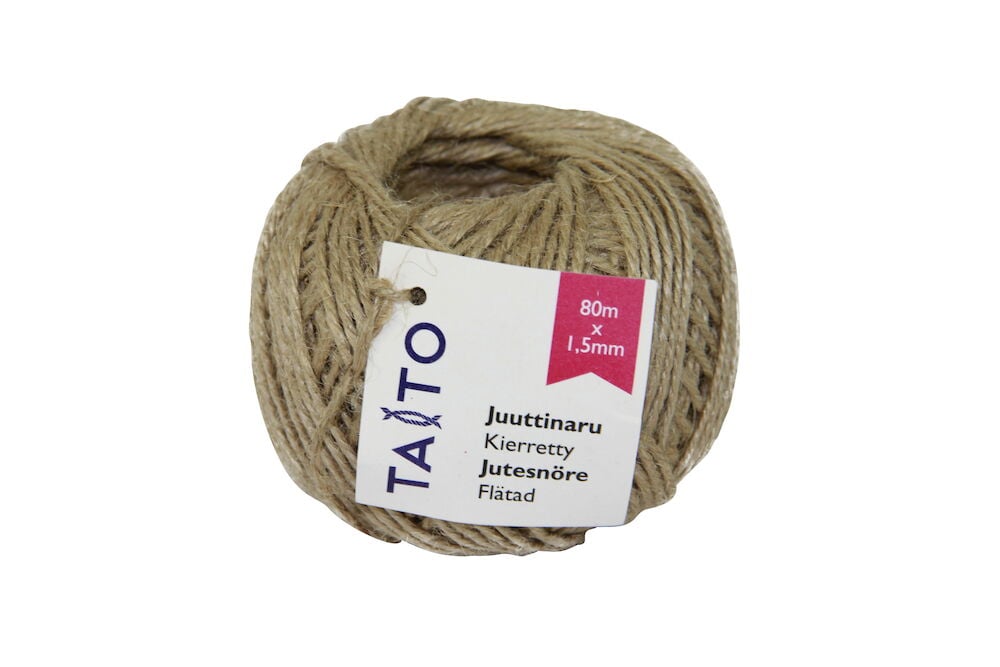 Pallopakkaus juuttinarua etiketillä ja tekstillä.