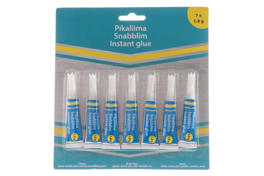 Seitsemän tuubia pikaliimaa läpinäkyvässä muovipakkauksessa.