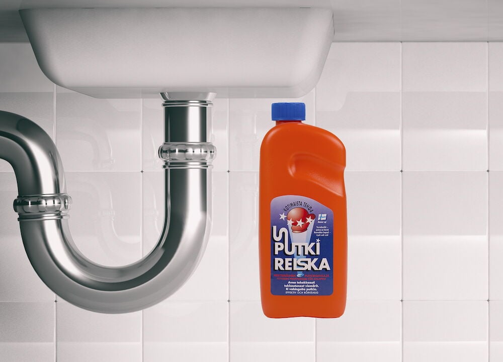 Oranssi pullo sinisellä korkilla pesualtaan alla.