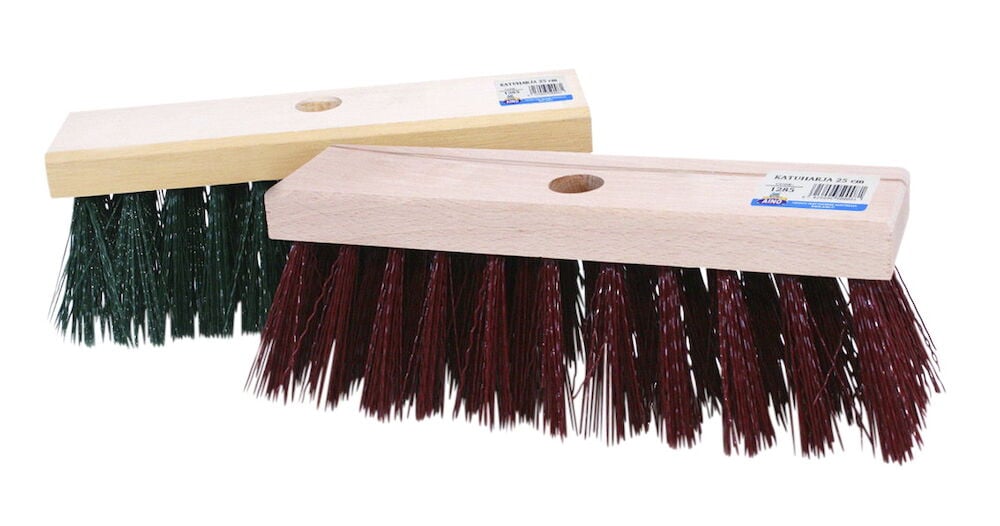 Kaksi harjaspäätä puusta värillisillä harjaksilla.