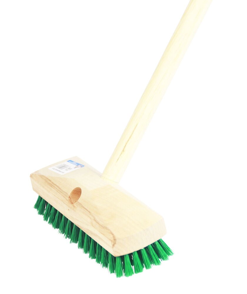 Puuharja, jossa on vihreät harjakset ja pitkä puuvarsi.