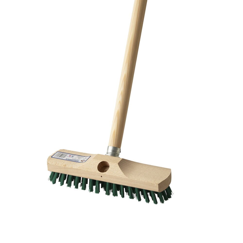 Puuharja, jossa on vihreät harjakset ja ergonominen puuvarsi.