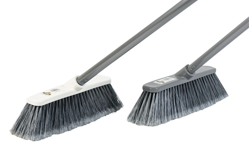 Kaksi lattiaharjaa, joissa on muovikahva ja pehmeät harjakset.