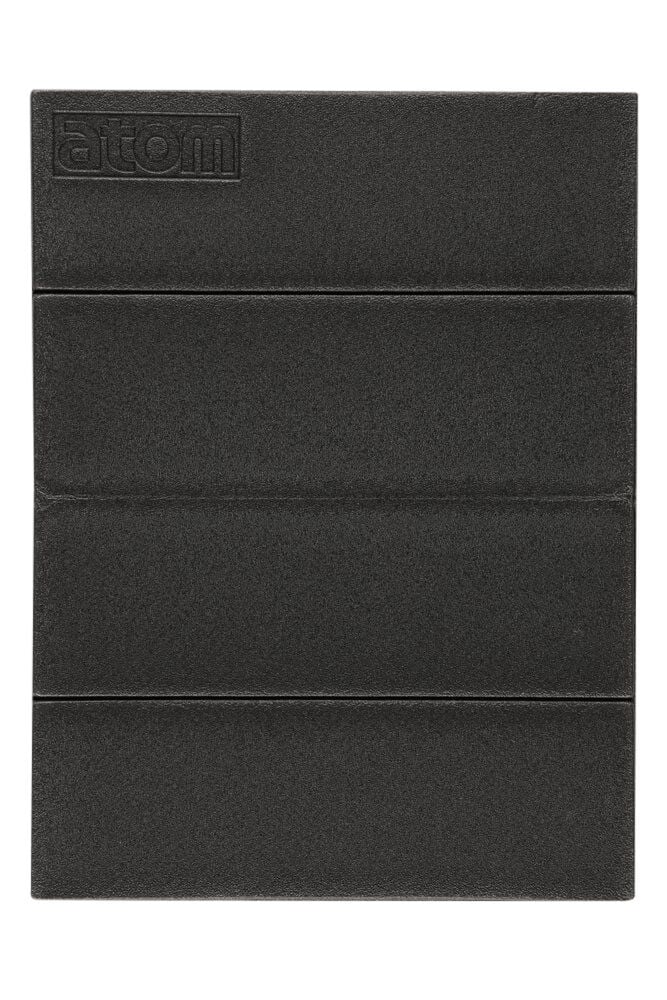 Musta kokoon taitettava istuinpehmuste polyeteeniä logolla.