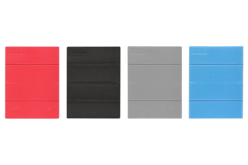 Neljä taitettavaa istuinalustaa eri väreissä.