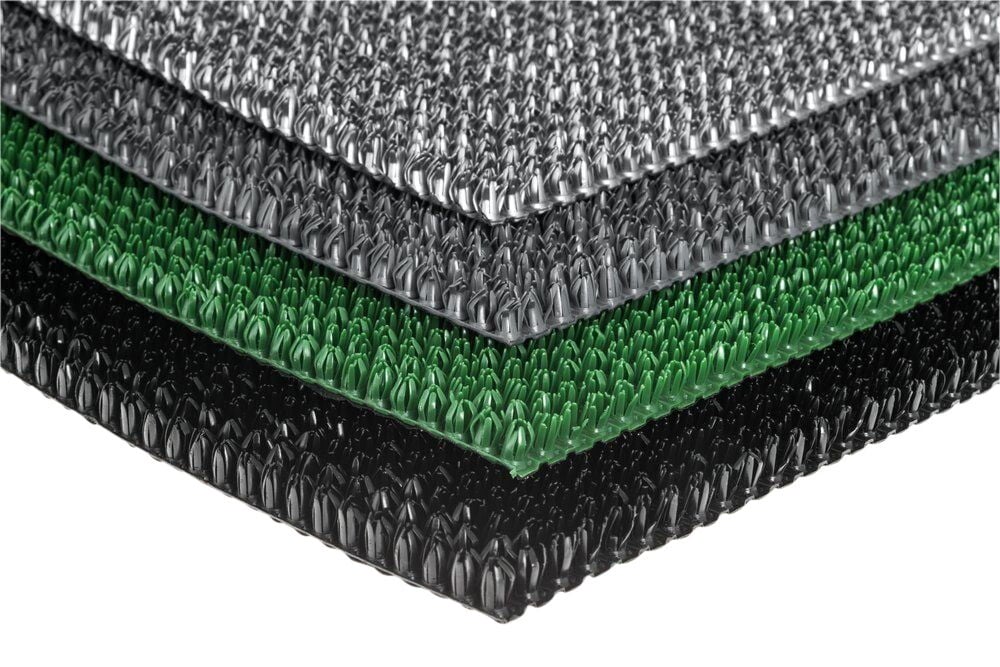 Neljä päällekkäistä mattopalaa mustana, vihreänä ja harmaana.