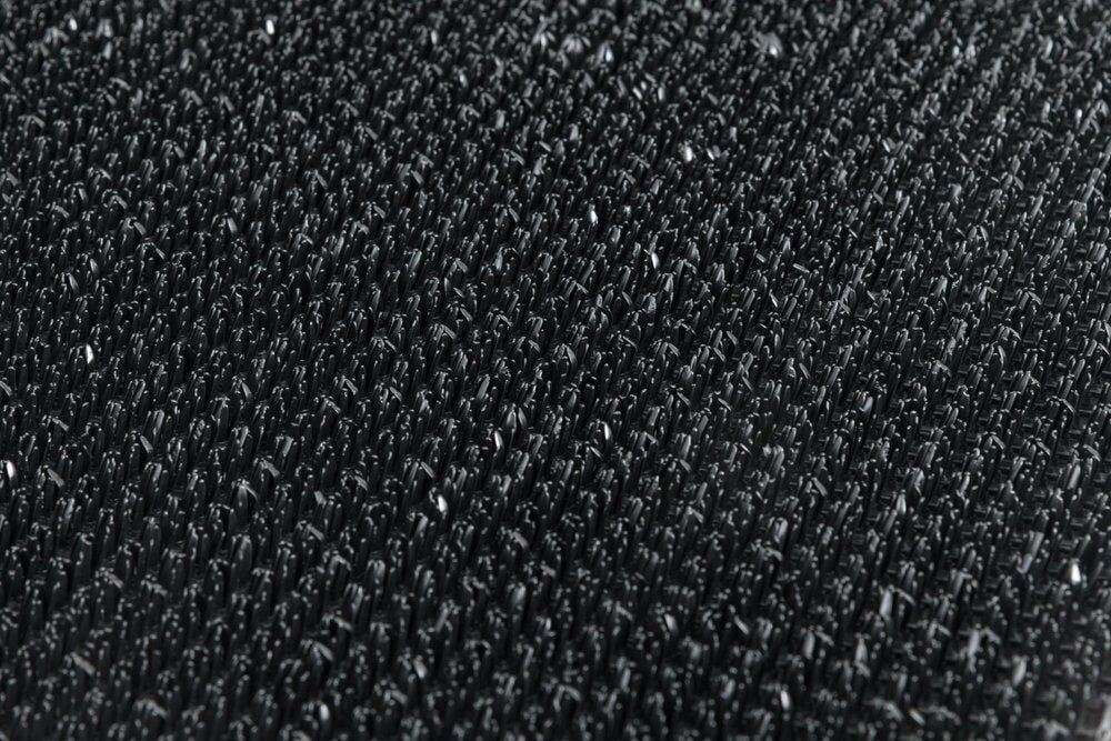 Lähikuva mustasta tarranauhasta, jossa on pieniä koukkuja.