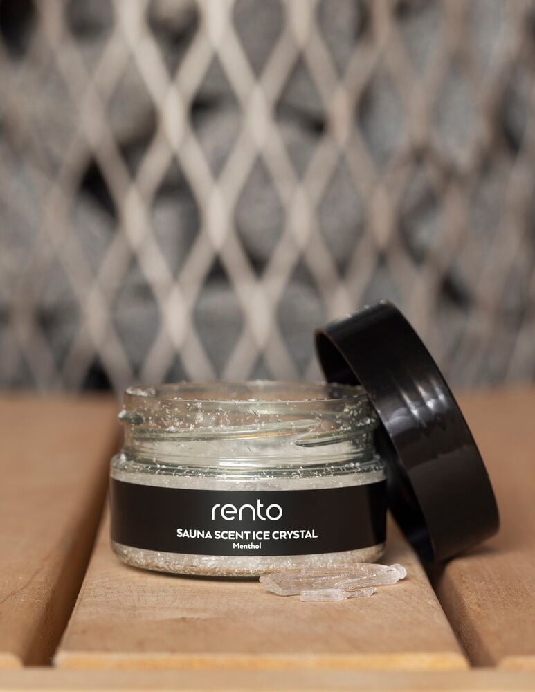 Avoin purkki saunantuoksukristalleja puupinnalla.