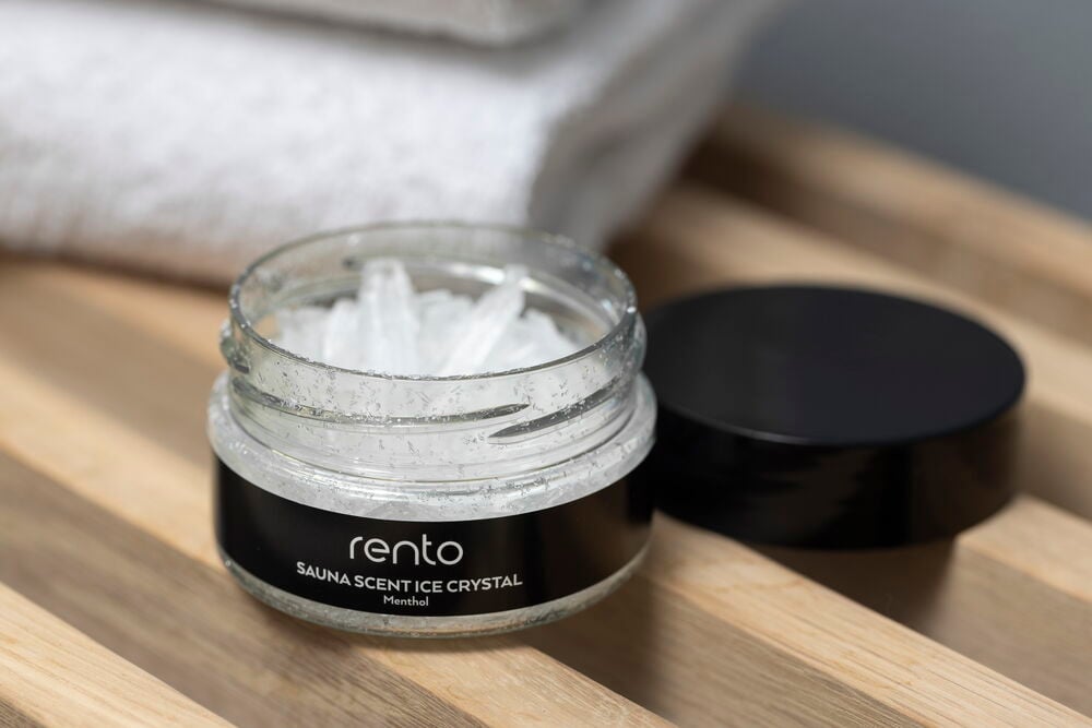 Avoin lasipurkki mentolikiteillä saunan tuoksua varten.