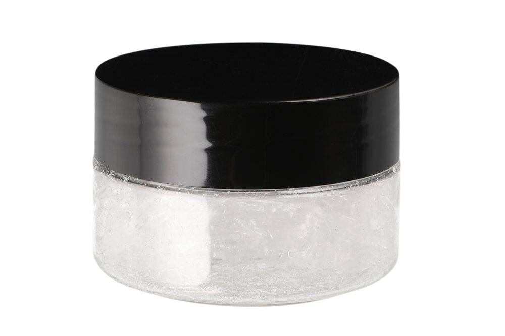 Muovirasia mustalla kannella ja valkoisilla kristalleilla.