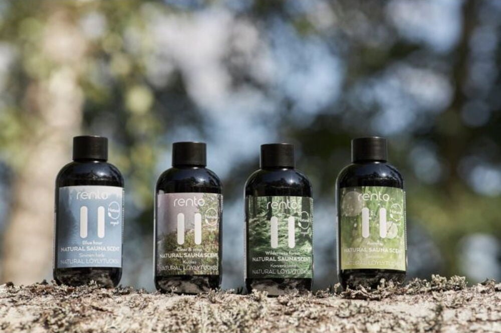 Neljä mustaa kokeilupulloa saunatuoksua seisoo ulkona