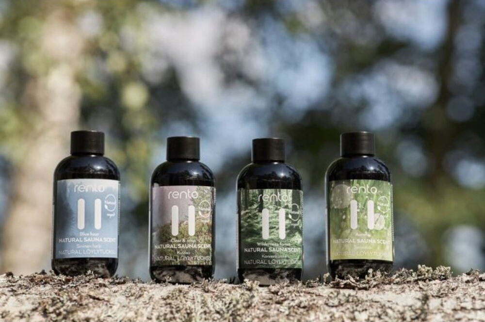 Neljä mustaa Rento-saunatuoksupulloa ulkokäyttöön.