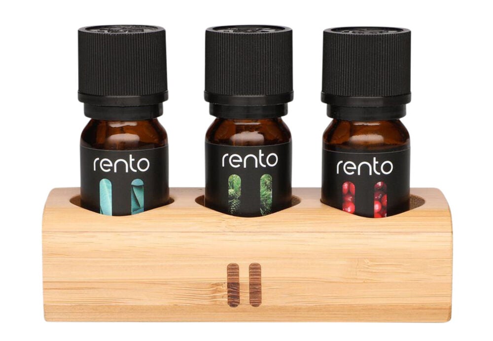 Kolme saunatuoksupulloa bambutelineessä Rentolta.