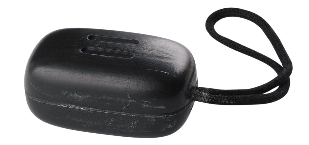 Musta saippuakakku, jossa on naru ripustamista varten.