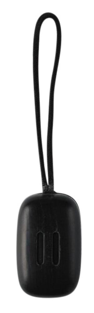 Musta saippua köydellä ripustusta varten.