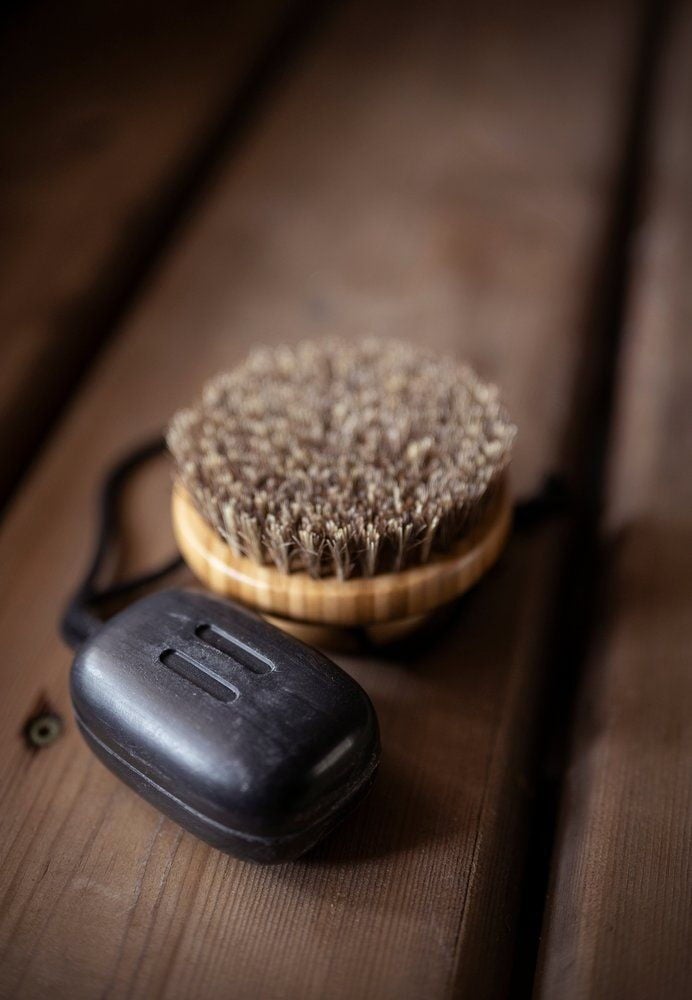 Musta saippua saunalle juuttinarulla ja harjalla.