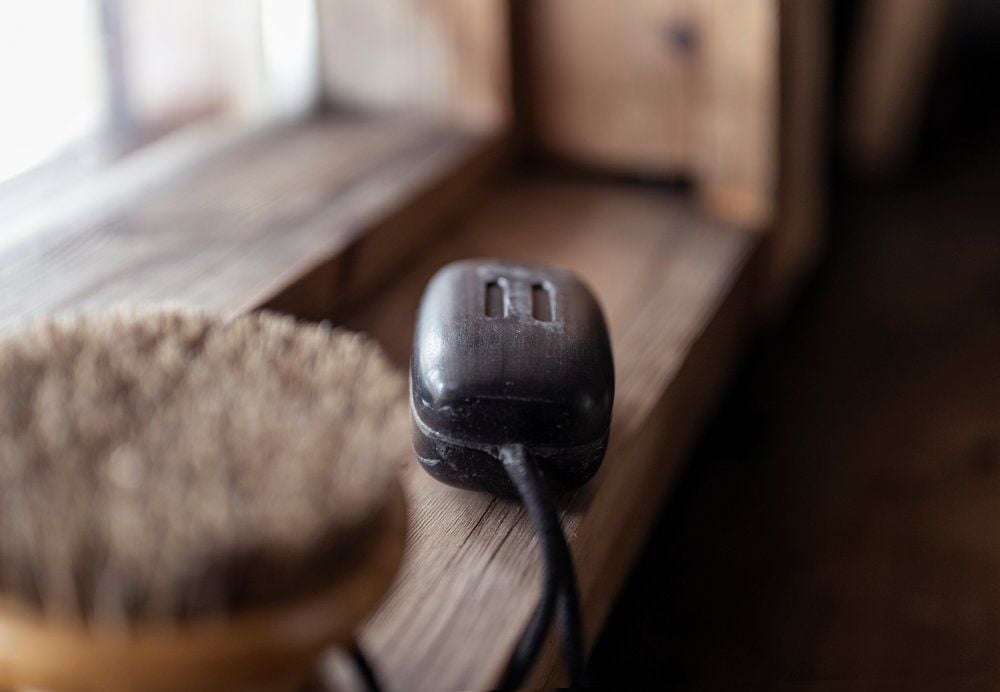 Musta saippua juuttilangalla puupenkillä.