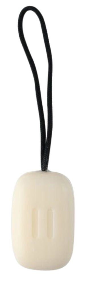 Vaalea saippua, jossa musta naru ripustusta varten.