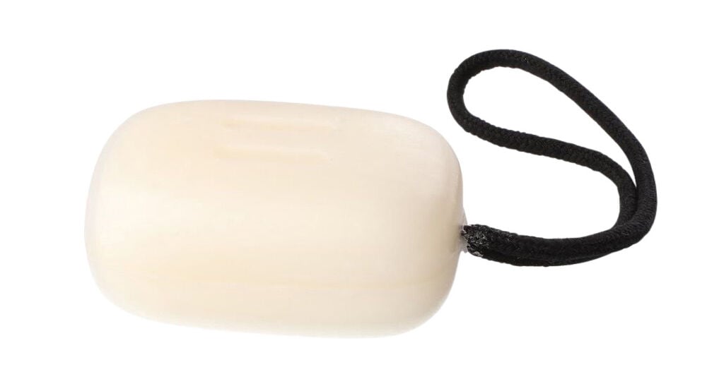 Valkoinen saippua mustalla juuttinarulla ripustusta varten.