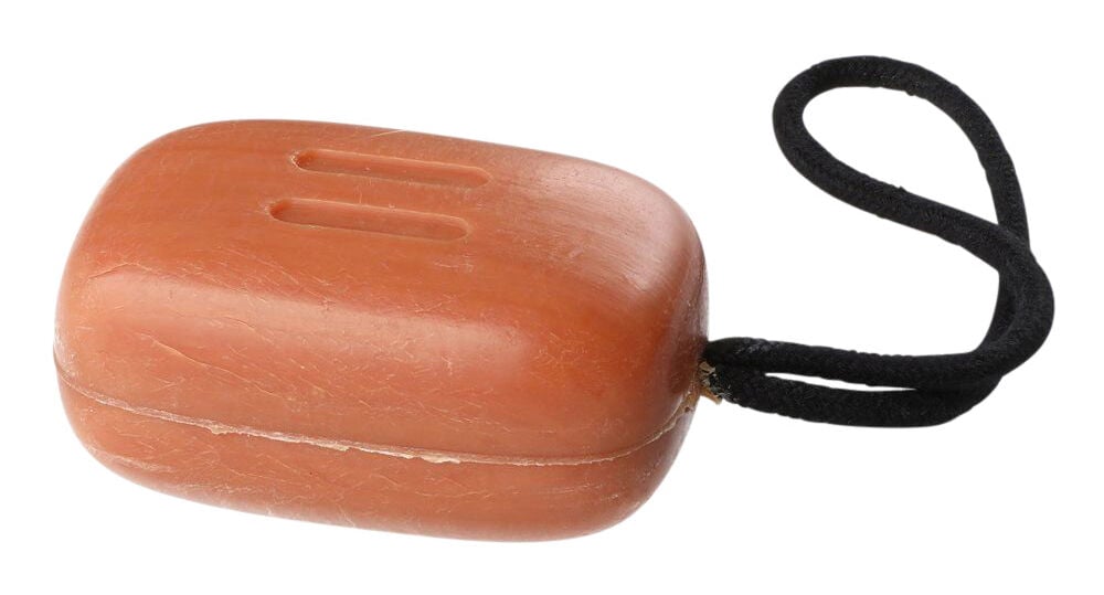 Ruskea saippua saunaan mustalla ripustusnauhalla.