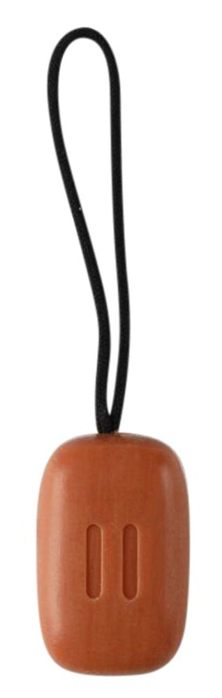 Ruskea saippua, jossa musta nauha ripustamista varten.