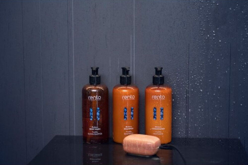 Kolme Rento-pulloa ja yksi saippua narulla.