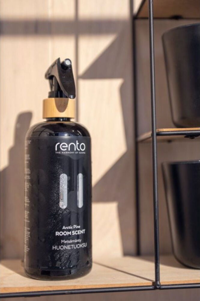 Musta pullo huonetuoksusuihke hyllyllä.