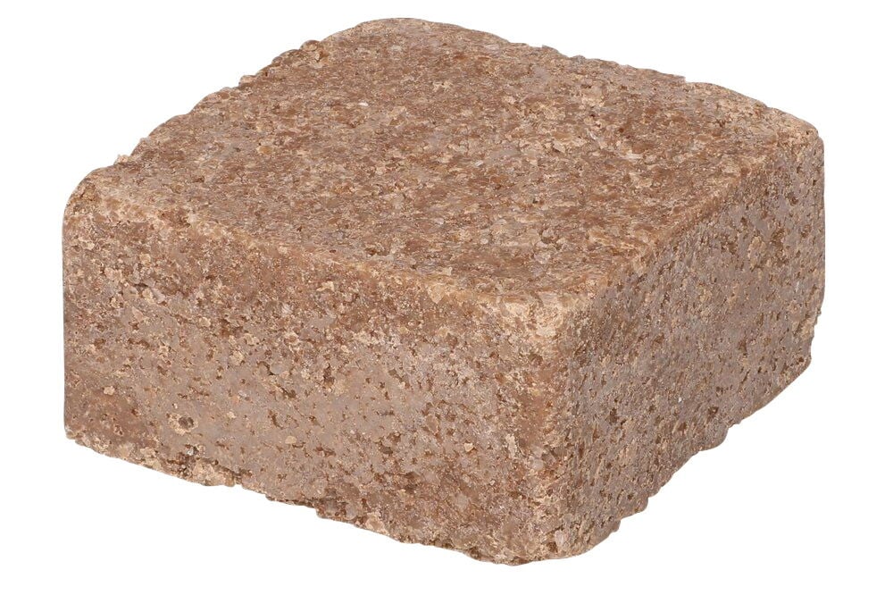 Ruskea nelikulmainen saippua, jossa on karkea rakenne.