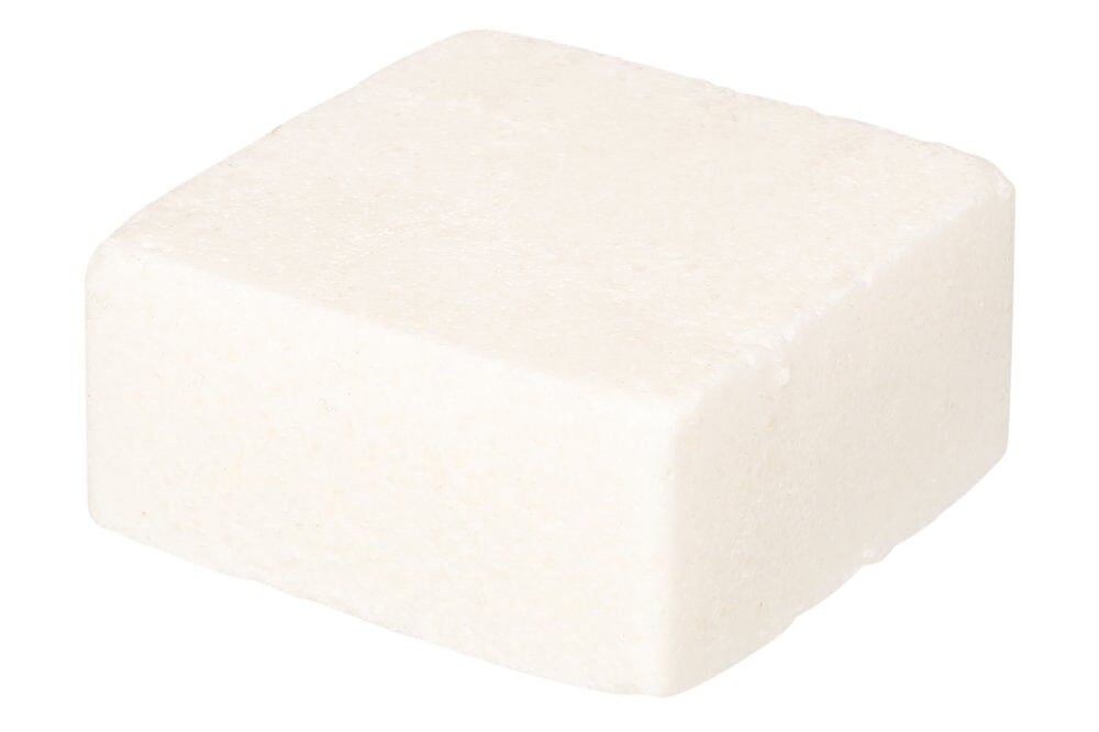 Valkoinen nelikulmainen vegaaninen hajusteeton saippua.