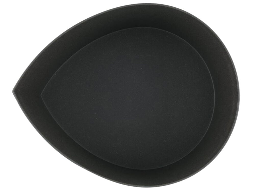 Kaksi mustaa pisaran muotoista kulhoa pinottuna päällekkäin.