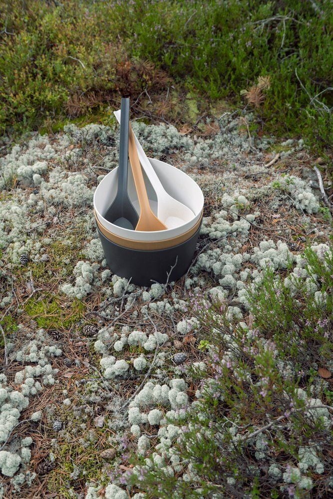 Kolme pisaranmuotoista pesuallasta pinottuina maahan ulkona.