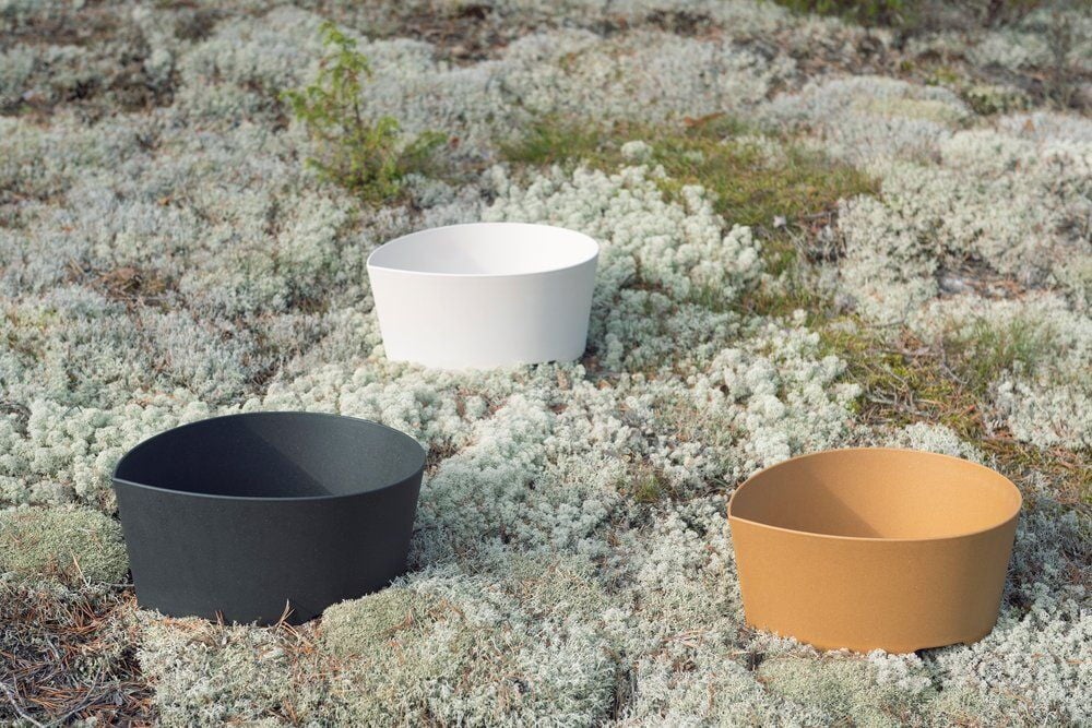 Kolme pisaranmuotoista pesuallasta ulkona eri väreissä.