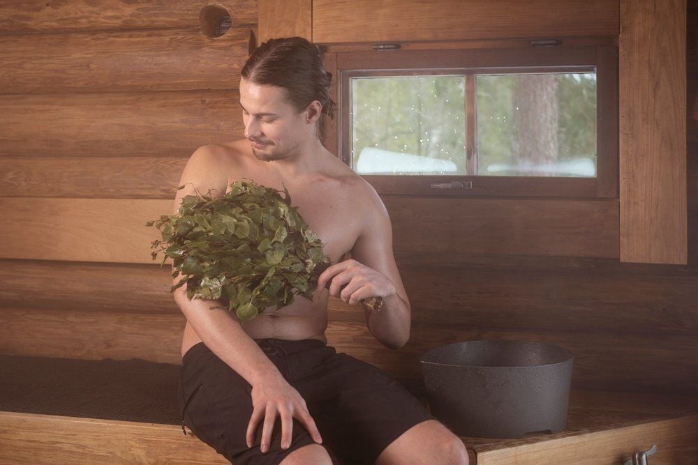 Istu saunassa koivuvihdan, pesualtaan kanssa.