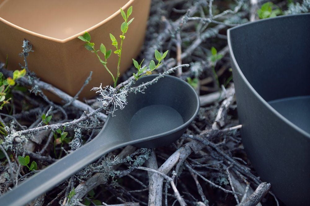 Kaksi saunakiulua ja oksia luonnollisessa ympäristössä.